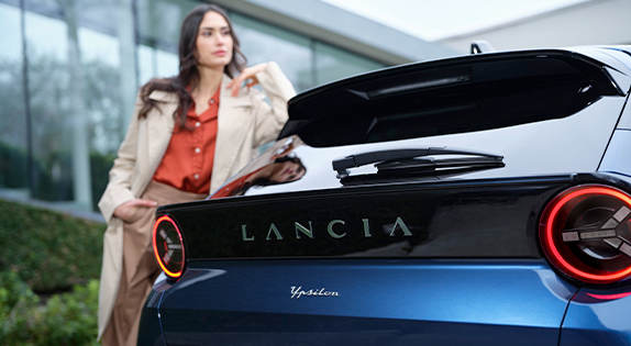 'Women with new Ypsilon. Lancia Glass service
